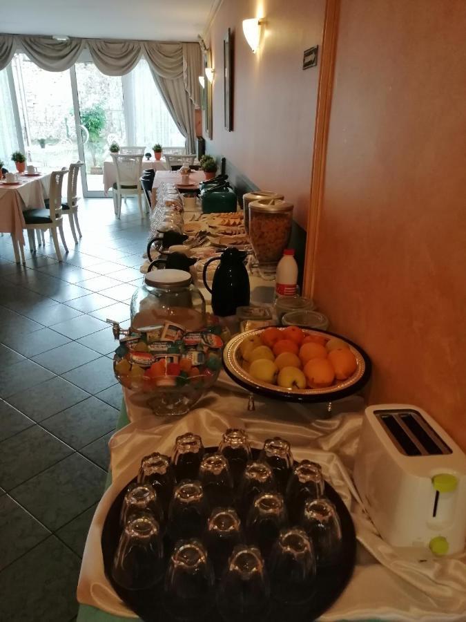 Pont-de-lʼArche Hotel De La Tour מראה חיצוני תמונה