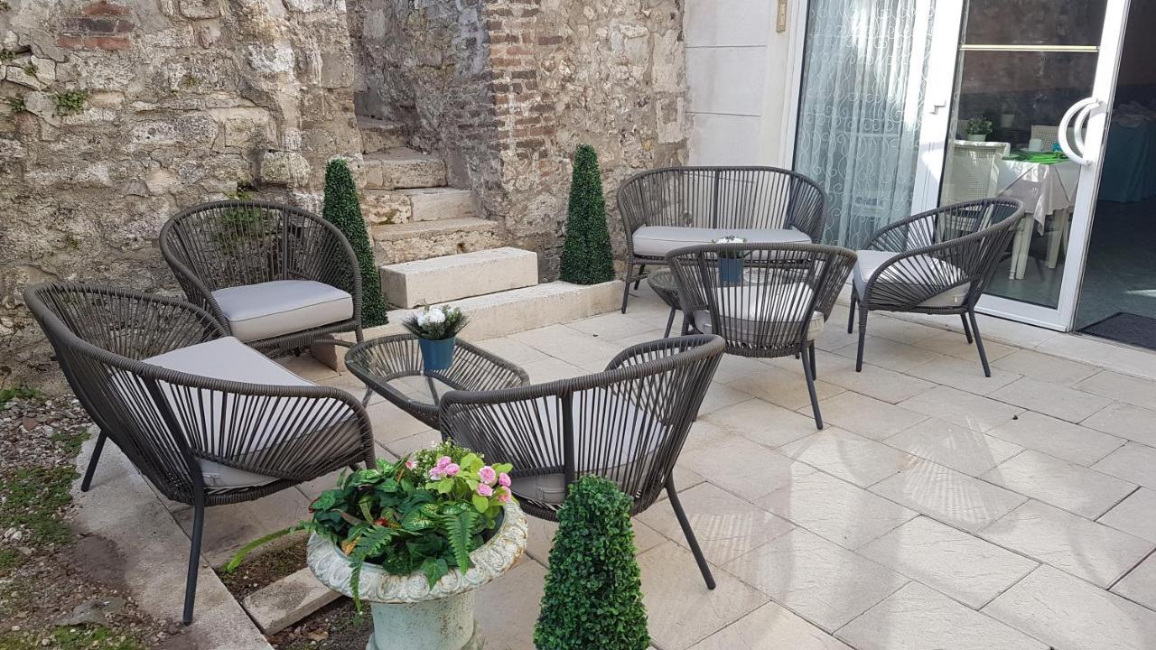 Pont-de-lʼArche Hotel De La Tour מראה חיצוני תמונה