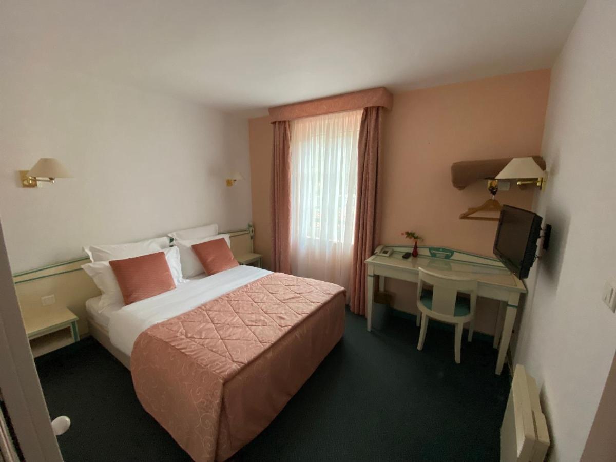 Pont-de-lʼArche Hotel De La Tour מראה חיצוני תמונה
