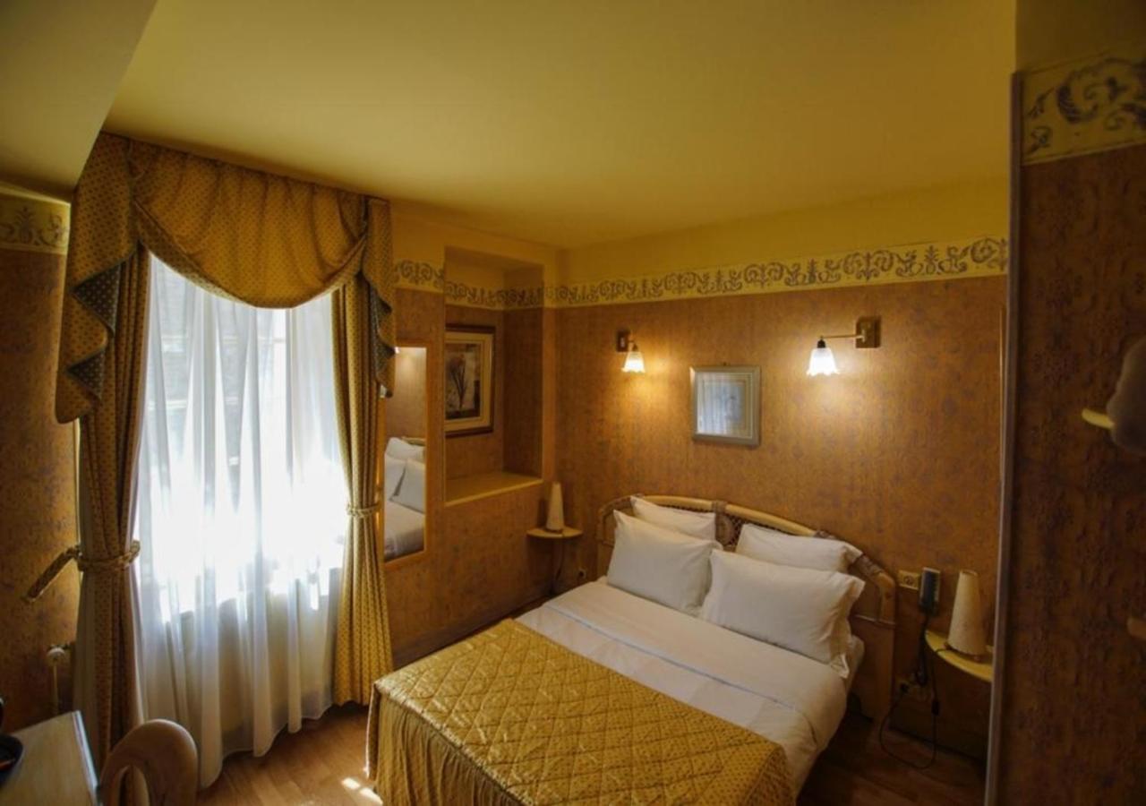 Pont-de-lʼArche Hotel De La Tour מראה חיצוני תמונה