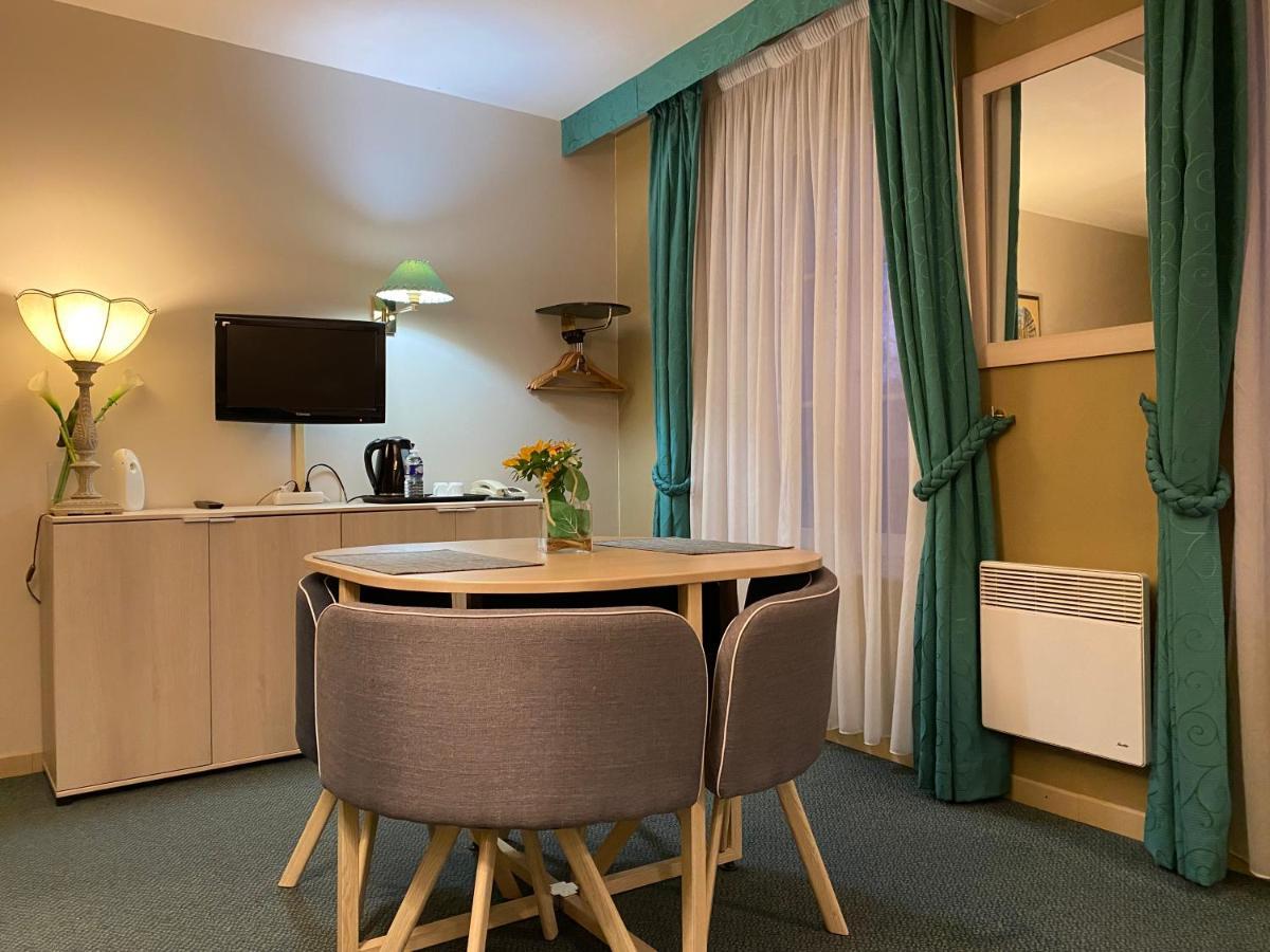 Pont-de-lʼArche Hotel De La Tour מראה חיצוני תמונה