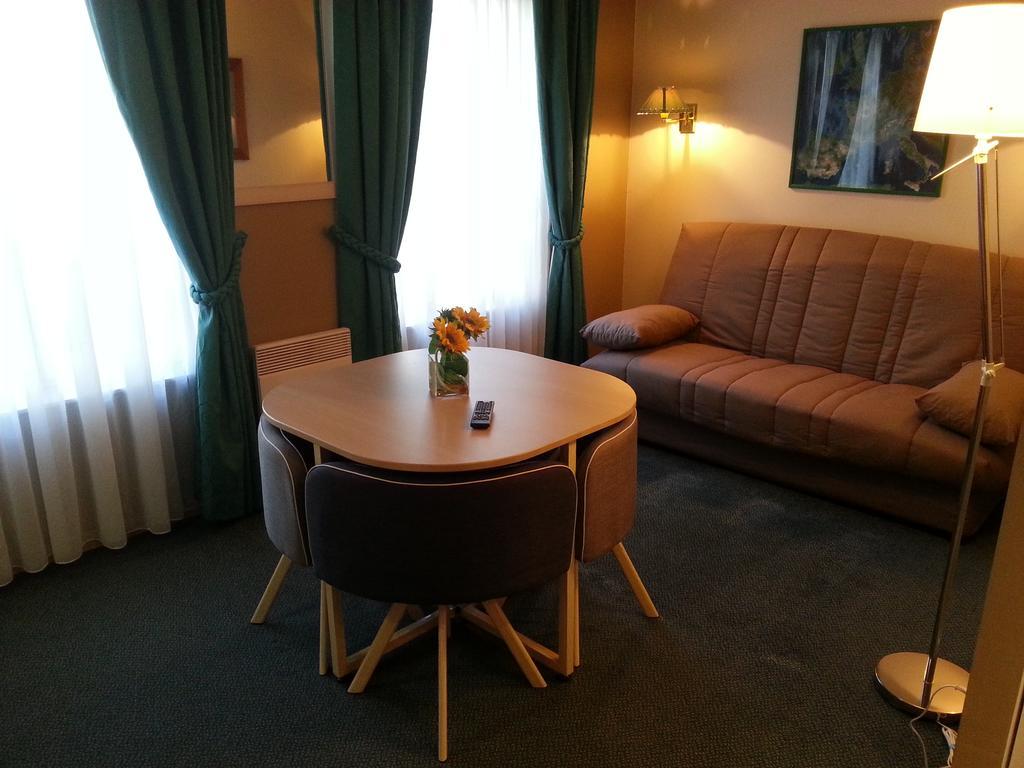 Pont-de-lʼArche Hotel De La Tour מראה חיצוני תמונה
