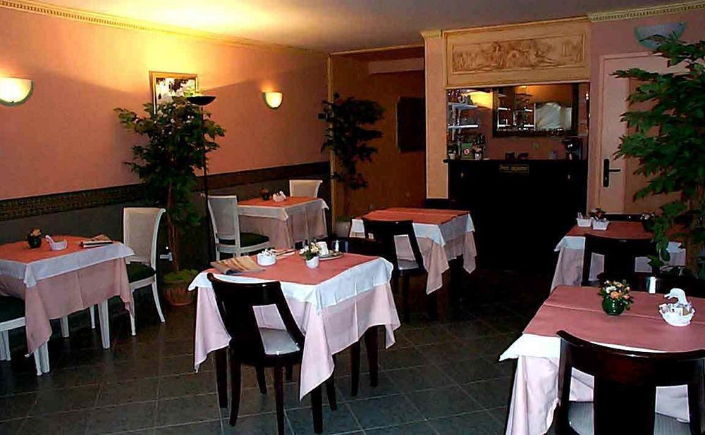 Pont-de-lʼArche Hotel De La Tour מראה חיצוני תמונה
